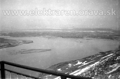1953 Vlavo Biela Vpravo Cierna
